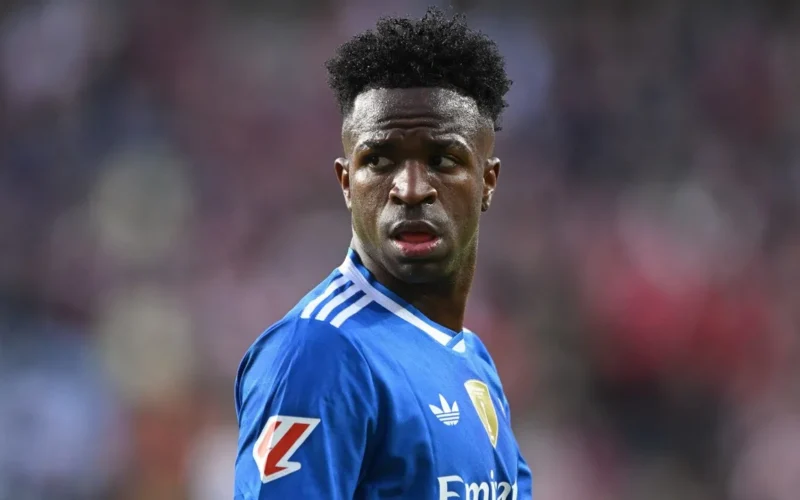 وكيل فينيسيوس يرفض الاقتراحات السعودية.. باريس سان جيرمان يطارد نجم برشلونة أمام ريال مدريد